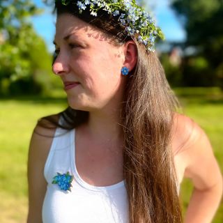 Léto je konečně v plném proudu a my se vám chceme pochlubit, že naše sety broží a náušnic skvěle vyladí i letní outfit.😊